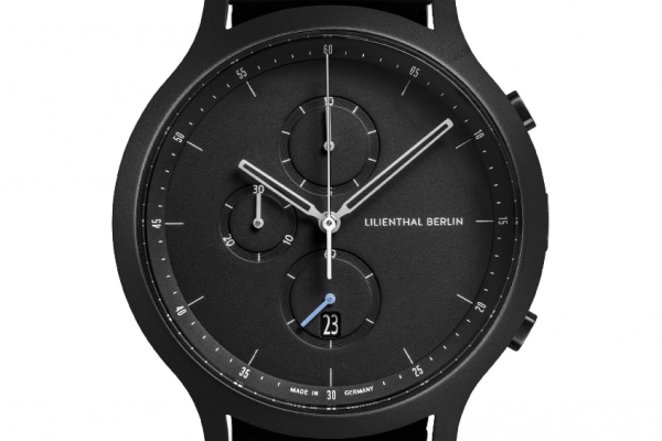 Chronograph dengan tampilan all-black